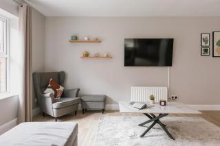 Luxurious 2 Bedroom City Centre Apartment Walking Distance to Everything Sleeps 6 - 8