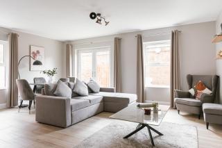 Luxurious 2 Bedroom City Centre Apartment Walking Distance to Everything Sleeps 6 - 1