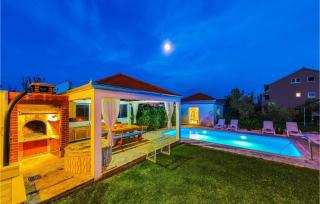 Holiday house with a swimming pool Kastel Luksic, Kastela - 23710 - 1