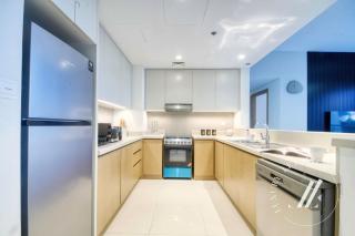 Luxury 2BR Harbour Views Tower 2 Creek Harbour Dubai - 5
