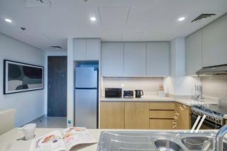 Luxury 2BR Harbour Views Tower 2 Creek Harbour Dubai - 2