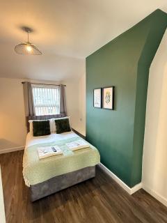 Modern & Spacious, 4BR 4Bath, Parking, Sleeps 8 - Coventry - 1