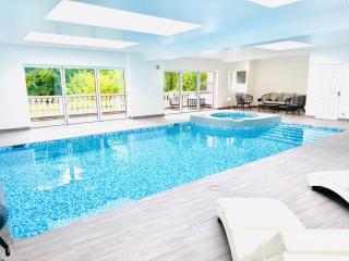 Luxury Ascot Escape with Private Indoor Heated Pool & Wellness Spa - 9