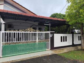 AHA Homestay Temerloh with 3 bedrooms, 2 toilet - 9