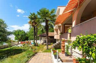 Seaside apartments with a swimming pool Njivice, Krk - 21421 - Njivice - 2