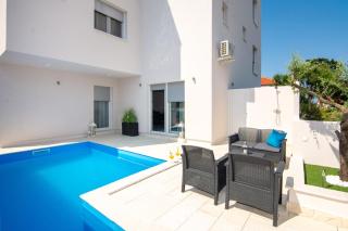 Family-friendly apartments with swimming pool Vir - 21760 - 1