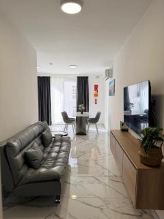 Family Friendly 2 Bedroom Apartment - By HostMT - 3