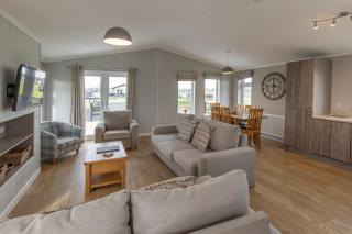 Sure Studio by Best Western Brackenborough Lakes & Resort - 6