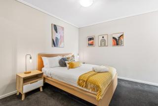 Modern 2 BR Apt - Near MCG & Crown Casino - 0