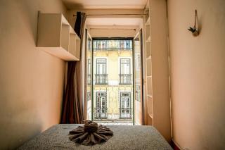 Cozy Private Apartment with Patio - Lisbon - 5