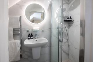 La Croix Guest House - 6