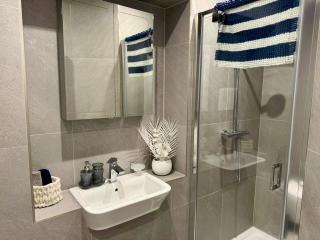 Harbour View - Steps From The Sea - Balcony - Parking - 4