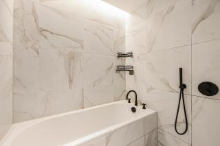 Charming 1-Bed London Flat with Private Balcony - 4