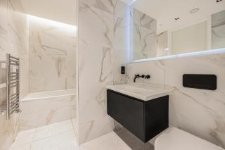 Charming 1-Bed London Flat with Private Balcony - 5