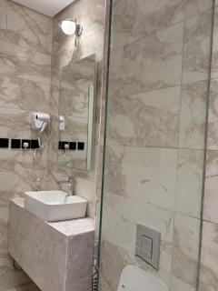 شقة فندقية حديثة بجميع المستلزمات - 8