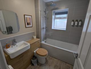 2 Bedroom Ruskin Apartment, Free Parking, Ideal for Professionals, Contractors or relocators - 5