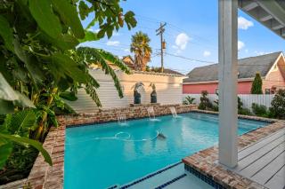 The White Pelican Inn-Trolley a 5 Minute Walk Stops at SeawallBeach - Galveston - 9