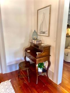 The White Pelican Inn-Trolley a 5 Minute Walk Stops at SeawallBeach - Galveston - 4