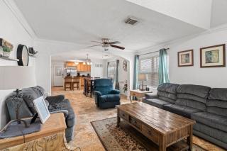 Vacation Victory charming group getaway w a furnished porch lots of space in a prime location - 7