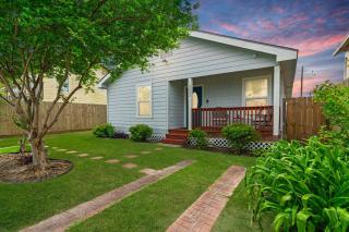 Vacation Victory charming group getaway w a furnished porch lots of space in a prime location - 0