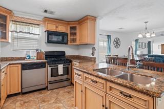 Vacation Victory charming group getaway w a furnished porch lots of space in a prime location - 1