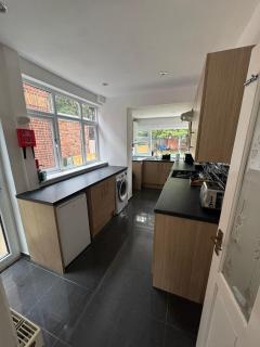 Contractors - Families - FREE Parking - QMC - 1