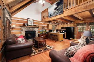 Cozy, secluded 2BR cabin with hot tub & pool table only 1 mile from PF parkway! - 9