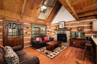 Cozy, secluded 2BR cabin with hot tub & pool table only 1 mile from PF parkway! - 4
