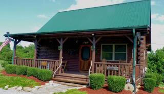 Rustic Log Cabin For a Group Getaway near Lake Cumberland in Kentucky - 0