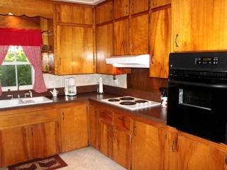 1800s Farmhouse Cottage Rental on a 230 Acre Farm in Muskingum County, Ohio - 9