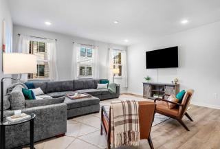 Beautiful Walkable 3-BR Midterm in Richmond Suburb - 9