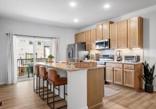 Beautiful Walkable 3-BR Midterm in Richmond Suburb - 7