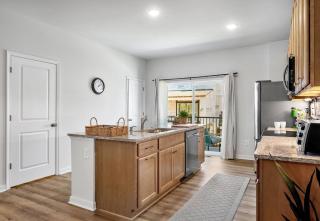 Beautiful Walkable 3-BR Midterm in Richmond Suburb - 6