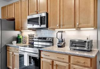 Beautiful Walkable 3-BR Midterm in Richmond Suburb - 5