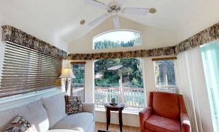 Charming Cottage Rental with Fabulous Views of the Trinity River in Northern California - 9