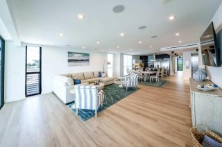 Bayview Villa by Rove - Waterfront with Private Patio - 3