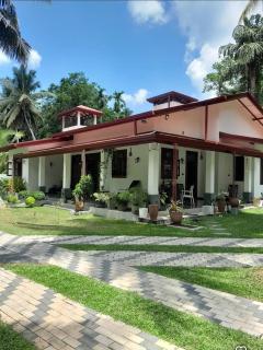 Airport Dulux Green Villa - 1