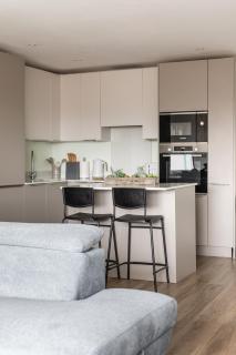 Stylish 2-Bed Penthouse Sleeps 6 Central Location - 5
