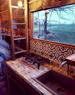 Rustic Container Accommodation for Glamping in Kentucky - 8