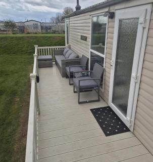 Dog-Friendly 6 Berth Caravan With Side Decking Ref 67004M - Addlethorpe - 4