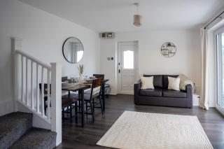 Comfortable Home Near Supermarket with Parking & Garden - 1