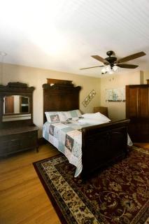 Tranquil Retreat to the Woods: Beautiful Family-Friendly Cottage near Owensville, Missouri - 1