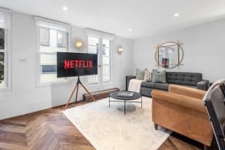 Contemporary 2-Bedroom Escape in Notting Hill - 9