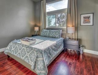 Incredible Waterfront Villa with Stunning Sights in Gary, Indiana - 3