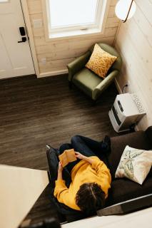 Picturesque Cabin Nestled Amidst Trees in Anchorage, Alaska - 7