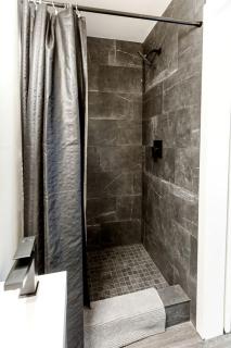 Picturesque Cabin Nestled Amidst Trees in Anchorage, Alaska - 3