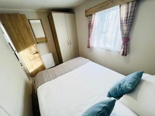 3 Bedroom Caravan CW132, Whitecliff Bay, Bembridge, Isle of Wight - 2