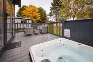 Royal Pines Lodge with Hot tub - 8