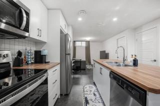 Modern Suburban Retreat in Ambleton Stylish Comfort Near Parks and Trails - 4