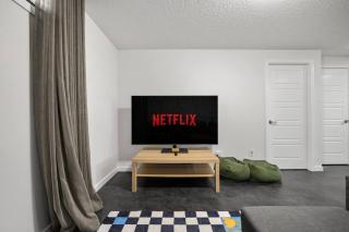 Modern Suburban Retreat in Ambleton Stylish Comfort Near Parks and Trails - 3